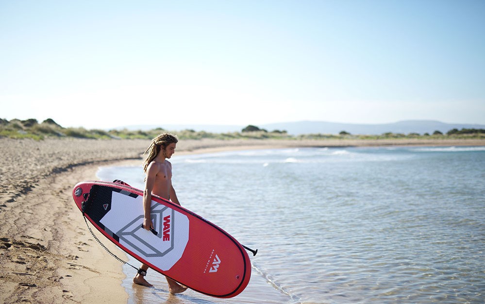 obrazek pan s paddleboarde na vlny od aqua marina paddleboardy karlinn